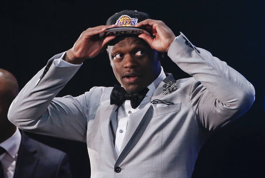Julius Randle indossa il cappellino dei Lakers, che lo hanno chiamato alla 7. Ap